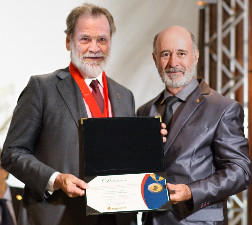 O conselheiro Durval Ângelo também foi condecorado com a medalha